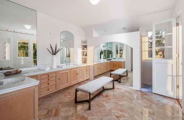 308 Corto St, Solana Beach CA: https://media.crmls.org/mediaz/0e62f8ab-261e-4809-a64e-ffd1d23a9119.jpg