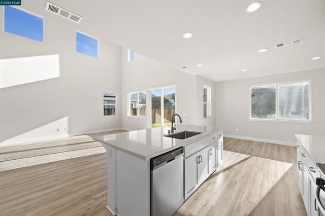 5541 Promontory Way, Antioch CA: https://media.crmls.org/mediaz/0e637d89-2ca6-4162-b991-12d09f1a857a.jpg