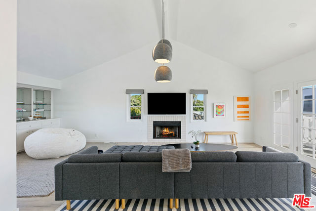 30830 Broad Beach Road, Malibu CA: https://media.crmls.org/mediaz/0e67b853-8a66-47cf-bb59-acd5ad57942b.jpg