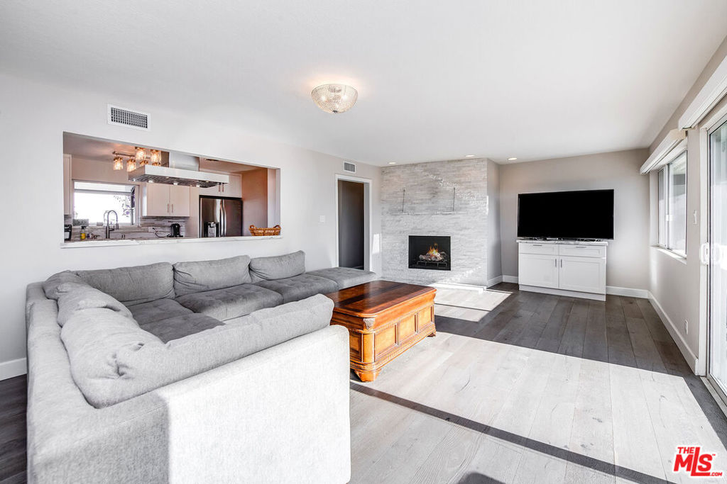 3909 Glenridge DriveSherman Oaks image #11