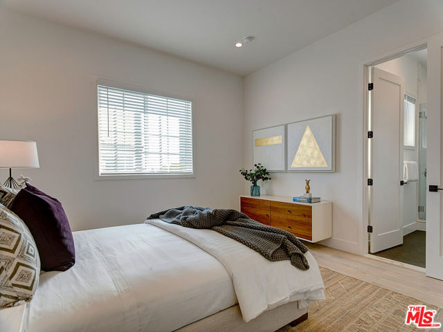 11979 Mayfield Avenue, Los Angeles CA: https://media.crmls.org/mediaz/0e68600e-a526-44c9-95a8-28f188cb9136.jpg