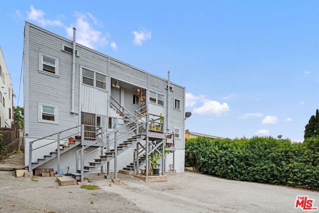 827 Lucile Avenue, Los Angeles CA: https://media.crmls.org/mediaz/0e686e41-5bd6-454b-a19a-23ebcd1d4540.jpg