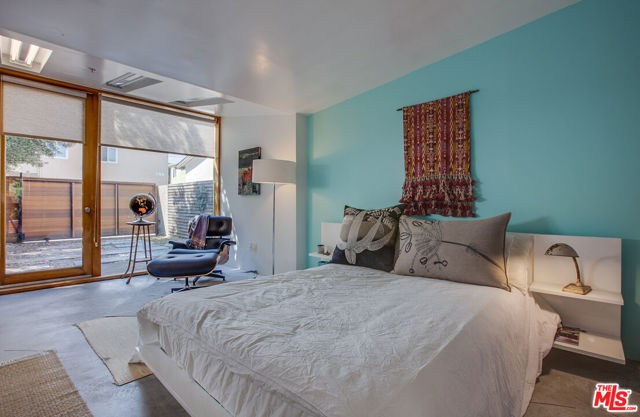 745 Navy Street, Santa Monica CA: https://media.crmls.org/mediaz/0e68c8d6-dd48-496e-89cf-201533230047.jpg