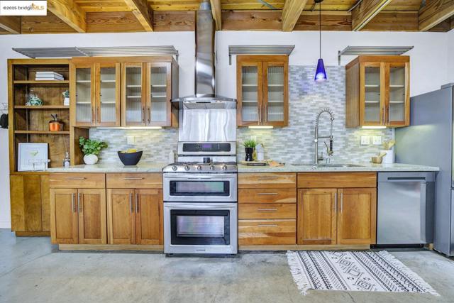 1695 15Th St, Oakland CA: https://media.crmls.org/mediaz/0e68eb26-5afb-4433-ba16-d8f088346a53.jpg