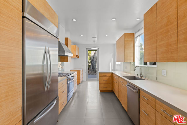 2153 Linnington Avenue, Los Angeles CA: https://media.crmls.org/mediaz/0e69137f-b8e6-4b61-a84e-f6473ebdf2f8.jpg