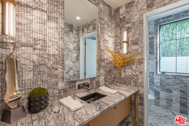 409 21st Street, Santa Monica CA: https://media.crmls.org/mediaz/0e691400-db66-4357-9006-a18a38942bd6.jpg