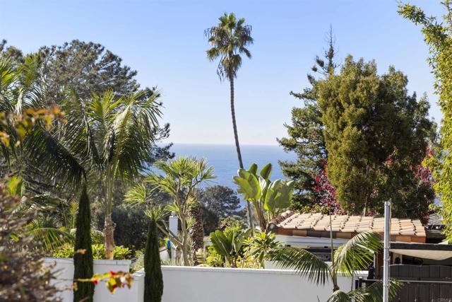 1449 Crest Rd, Del Mar CA: https://media.crmls.org/mediaz/0e69499a-98dd-4e69-b85c-a63d35f4f6db.jpg