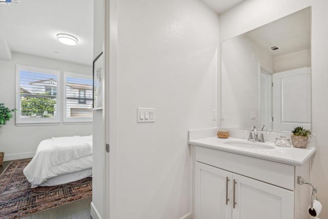 1815 Balsa St, Alameda CA: https://media.crmls.org/mediaz/0e696428-6e31-4e09-af46-c99ba922c563.jpg