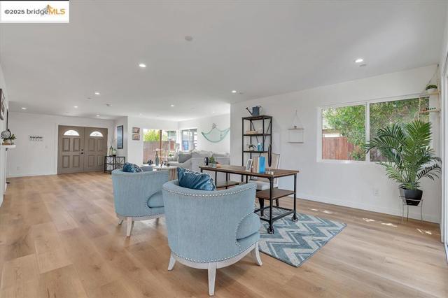1642 Dune Point Ct, Discovery Bay CA: https://media.crmls.org/mediaz/0e6a09aa-e502-4884-9e80-b5f3cd725110.jpg