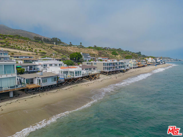 25154 Malibu Rd, Malibu CA: https://media.crmls.org/mediaz/0e6a4d36-5364-4c3a-977c-c0037622f3da.jpg