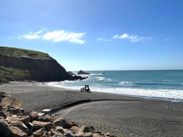 360 Fairway Drive, Pacifica CA: https://media.crmls.org/mediaz/0e6ab292-3b16-4978-b7ac-171cf3679252.jpg