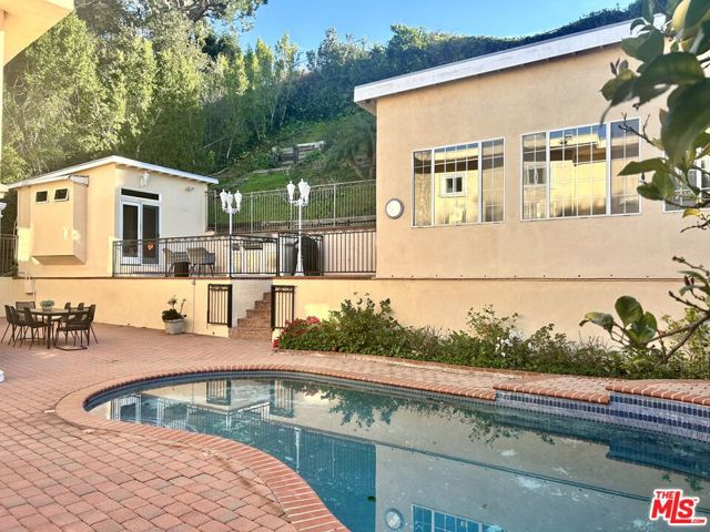 11502 Dona Teresa Drive, Studio City CA: https://media.crmls.org/mediaz/0e6aee39-9d3a-4afc-a9f8-4682aca49c17.jpg