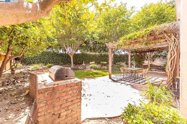 34233 Perry Glen Ter, Union City CA: https://media.crmls.org/mediaz/0e6b08d5-4e39-4037-879c-603532e1eee2.jpg
