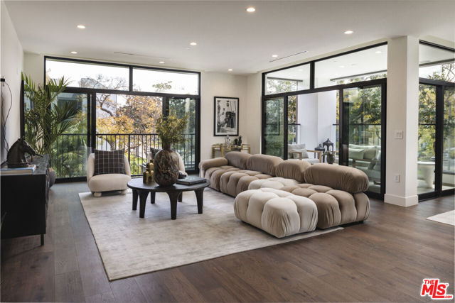 425 N Palm Drive, Beverly Hills CA: https://media.crmls.org/mediaz/0e6b94b8-d7fc-40b9-983c-bb3f5fc63c06.jpg