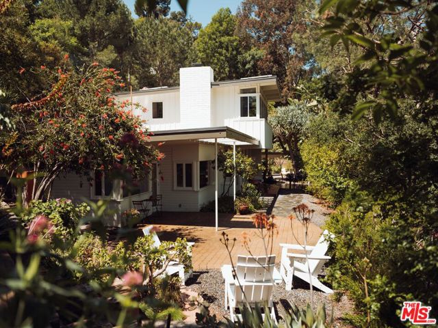 7349 Pacific View Drive, Los Angeles CA: https://media.crmls.org/mediaz/0e6bd580-1d16-479c-a6e4-7c39f57e026f.jpg