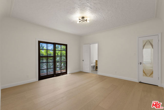 8607 Clifton Way, Beverly Hills CA: https://media.crmls.org/mediaz/0e6c614a-9db9-457e-880d-b7073a90de67.jpg
