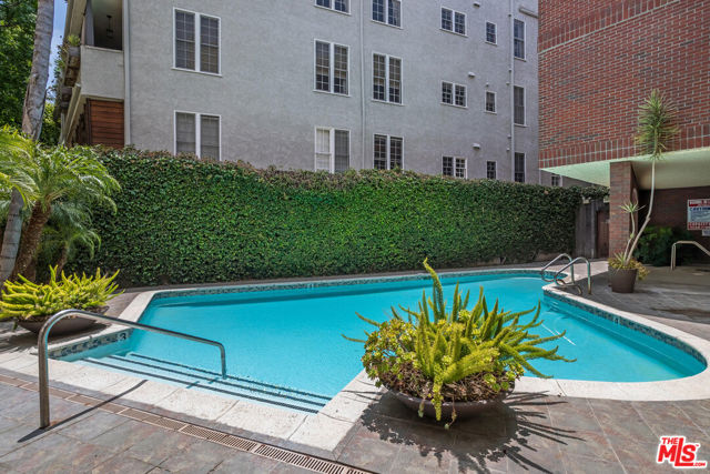 410 S Barrington Avenue, Los Angeles CA: https://media.crmls.org/mediaz/0e6d44e9-4705-46f7-af73-097cc7d7d911.jpg