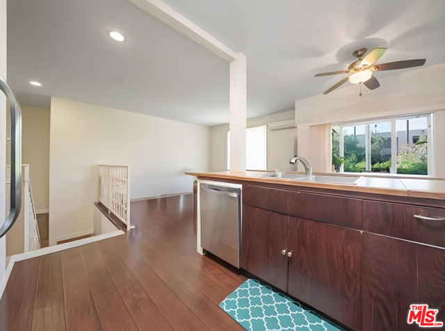320 Westminster Avenue, Los Angeles CA: https://media.crmls.org/mediaz/0e6d839f-d86c-4442-b103-75284e6bd7c1.jpg