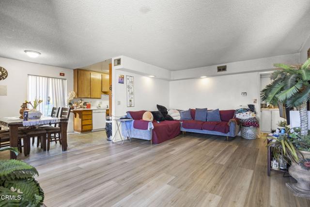 1401 Glenwood Drive, Oxnard CA: https://media.crmls.org/mediaz/0e6eaa01-15d9-45a3-92ed-37d09baff86e.jpg