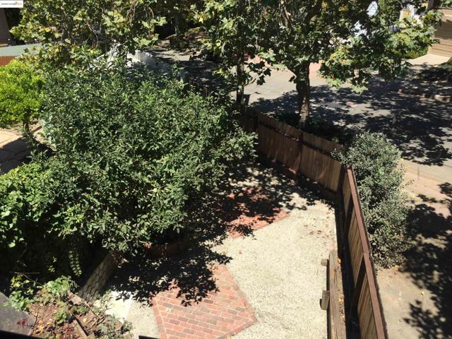 1137 Oakland Avenue, Piedmont CA: https://media.crmls.org/mediaz/0e6f2e59-62ec-4b1b-a9c8-3d1c60e88cb6.jpg