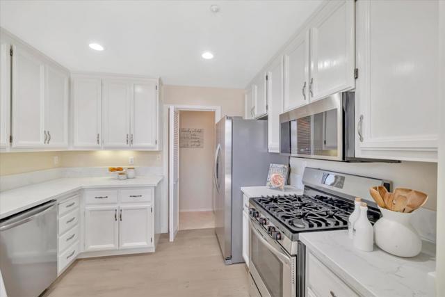 585 Shoal Circle,  CA: https://media.crmls.org/mediaz/0e705db7-9a00-4e41-a3c0-c64ecd1f501b.jpg