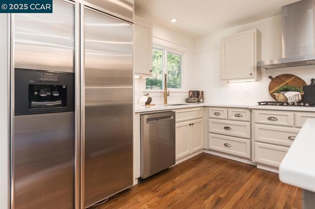 881 Autumn Dr, Walnut Creek CA: https://media.crmls.org/mediaz/0e709397-712c-46a2-9ed4-d49d3261748a.jpg