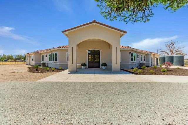 10055 Foothill Avenue, Gilroy CA: https://media.crmls.org/mediaz/0e70bdb5-7188-4e80-b1f6-2bed94a3d9e7.jpg