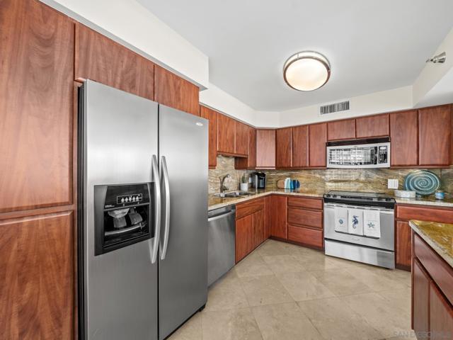 1810 Avenida Del Mundo, Coronado CA: https://media.crmls.org/mediaz/0e70d6a6-e780-4f56-9c03-354323731b32.jpg