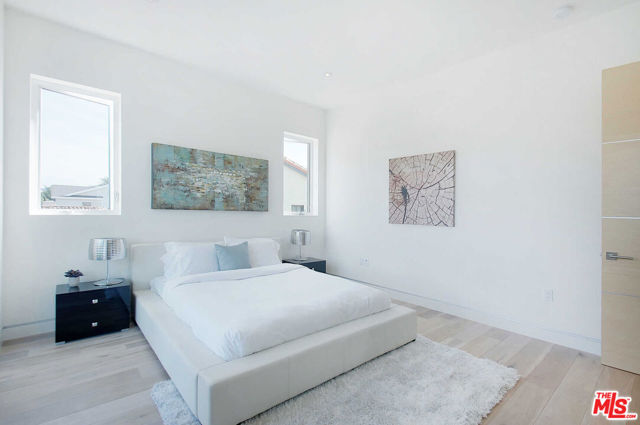 429 N Sweetzer Avenue, Los Angeles CA: https://media.crmls.org/mediaz/0e72ae43-d367-44b3-a5ab-254234f427ed.jpg