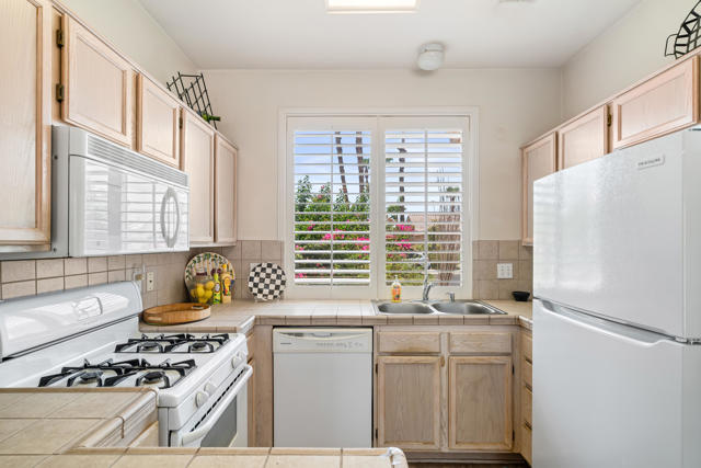 78948 Waterford Lane, Palm Desert CA: https://media.crmls.org/mediaz/0e72ded3-3b83-4d56-adfe-bb63d8da8a47.jpg