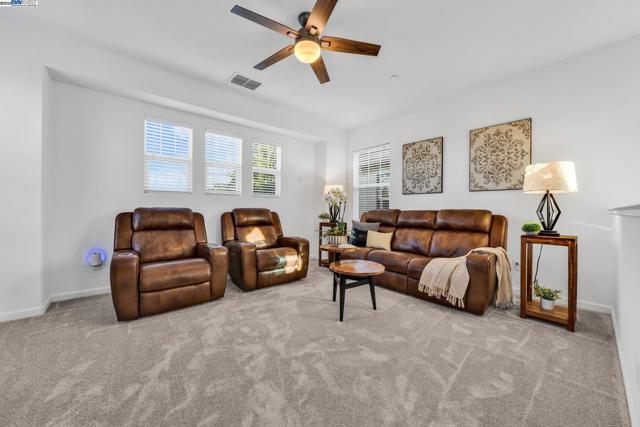 2305 Augusta Ave, Tracy CA: https://media.crmls.org/mediaz/0e732d40-4ebf-4f3a-9340-86bc83b87694.jpg