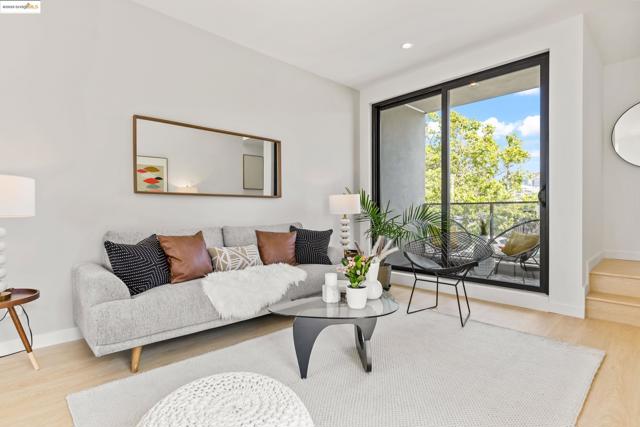 4031 Park Blvd, Oakland CA: https://media.crmls.org/mediaz/0e742b72-affb-495c-8805-3d7055680852.jpg