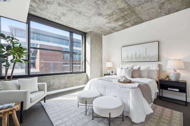 311 2nd St, Oakland CA: https://media.crmls.org/mediaz/0e747052-537a-4b67-a1b1-1f08e53b10a5.jpg