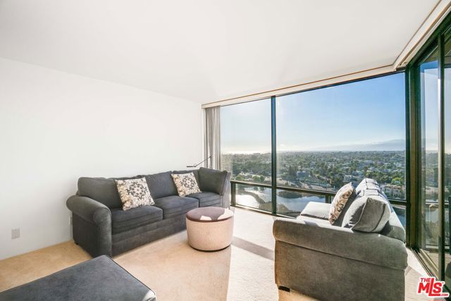 4316 Marina City Drive, Marina del Rey CA: https://media.crmls.org/mediaz/0e748abd-4710-45b8-9321-5662636b32ec.jpg