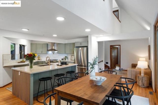 2112 Manzanita Dr, Oakland CA: https://media.crmls.org/mediaz/0e74fde3-5e0b-4ab3-b91e-dbda9a842805.jpg