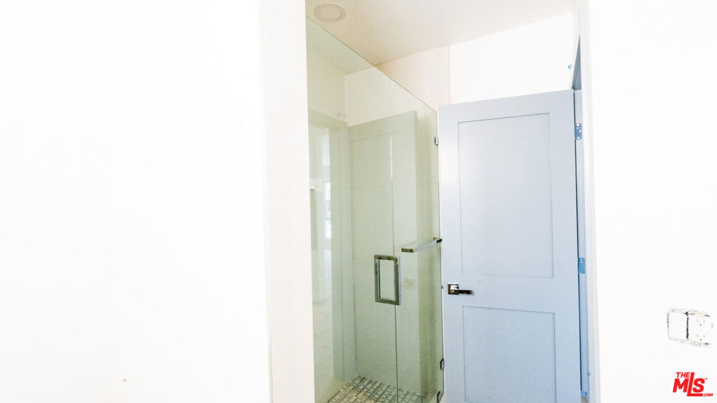 https://media.crmls.org/mediaz/0e75e88a-2628-4982-a73e-12bcabe9e635.jpg?preset=X-Large