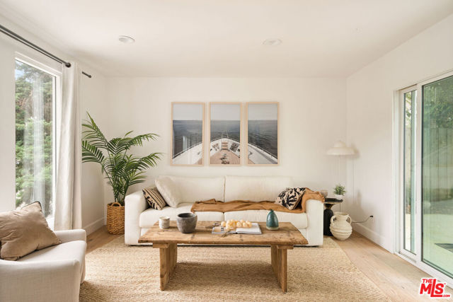 12366 Laurel Terrace Drive, Studio City CA: https://media.crmls.org/mediaz/0e778c5c-6cd1-48fd-b0a8-d2fcec66b8f1.jpg
