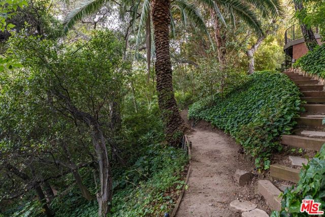 685 Elkins Road, Los Angeles CA: https://media.crmls.org/mediaz/0e78026b-29df-42a8-95e9-7cc22ee930fb.jpg