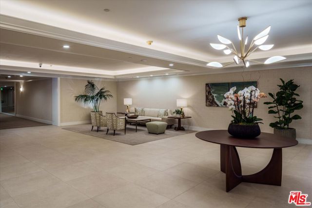 300 N Swall Drive, Beverly Hills CA: https://media.crmls.org/mediaz/0e780520-9b4b-493f-a1a0-62e417c1311d.jpg