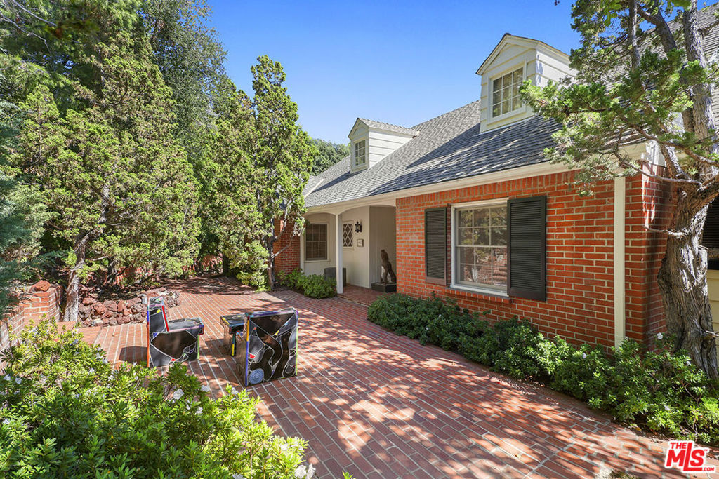 672 Macculloch Drive, Los Angeles, CA 90049
