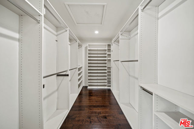 16755 Encino Hills Drive, Encino CA: https://media.crmls.org/mediaz/0e7880e0-2e80-40fa-97e7-74f83682b435.jpg