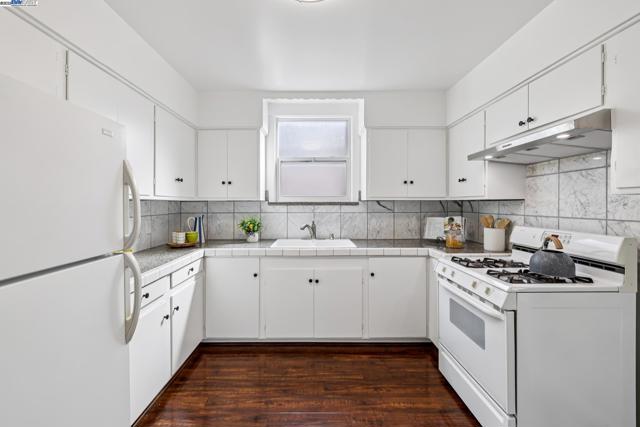 1525 Stanton St, Alameda CA: https://media.crmls.org/mediaz/0e7aed96-905c-46ad-99f4-b63849dc38d7.jpg