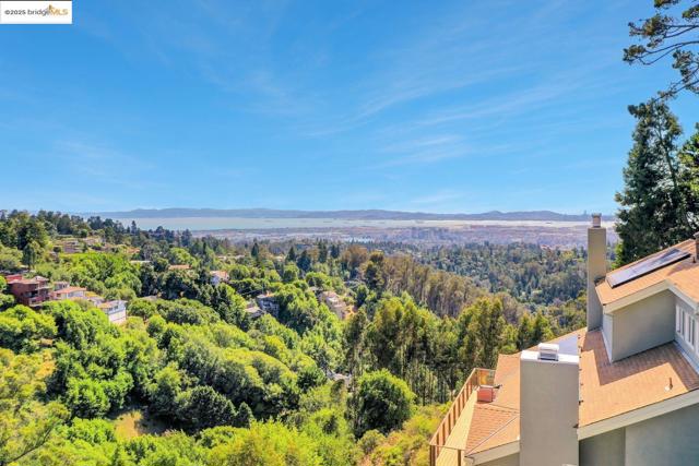 7075 Elverton Dr, Oakland CA: https://media.crmls.org/mediaz/0e7b7bfc-093c-4576-a9a8-8816f2c756bd.jpg