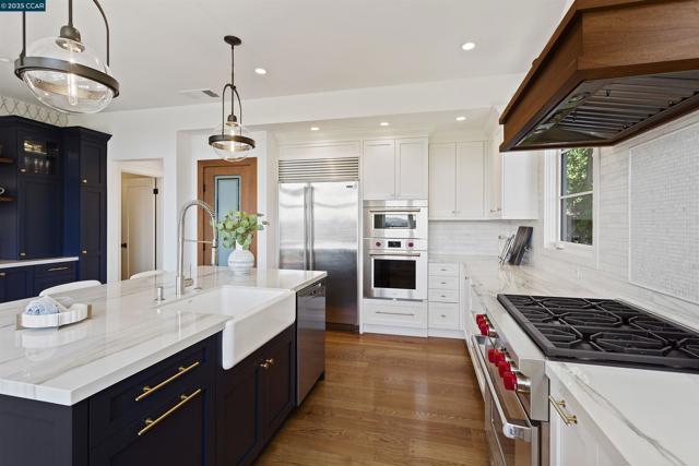 24 La Campana Rd, Orinda CA: https://media.crmls.org/mediaz/0e7cb1a1-cdeb-455a-8101-10aab24ae6b0.jpg