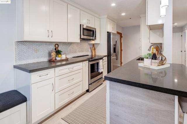 389 Belmont St, Oakland CA: https://media.crmls.org/mediaz/0e7cb30a-78e3-4e72-bf46-ca7c96cc7510.jpg