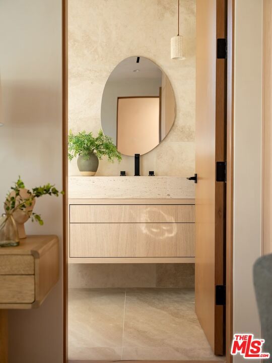 517 N Edinburgh Avenue, Los Angeles CA: https://media.crmls.org/mediaz/0e7cebf5-ae3b-46d7-b068-34534b4aef0b.jpg