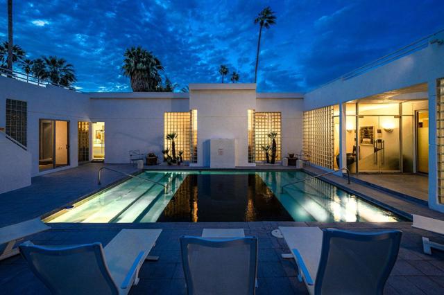 520 W ViA Lola, Palm Springs CA: https://media.crmls.org/mediaz/0e7d339f-4593-41db-972d-b70e934a0cc8.jpg