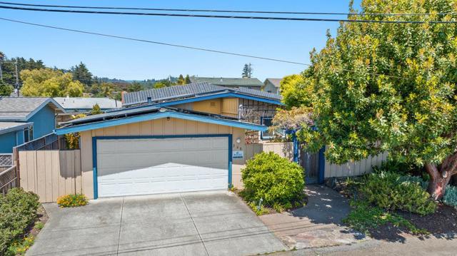208 Valencia Avenue, Aptos CA: https://media.crmls.org/mediaz/0e7d7231-4029-4d76-8e41-1ff36a91eb51.jpg