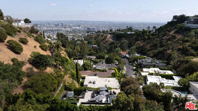 1488 Rising Glen Road, Los Angeles CA: https://media.crmls.org/mediaz/0e7e3bc0-ab88-4111-8500-527890033c76.jpg