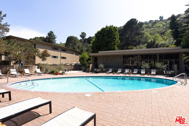 6708 Hillpark Drive, Los Angeles CA: https://media.crmls.org/mediaz/0e7f1c03-8ed9-4b77-9482-fa6026feb0c6.jpg